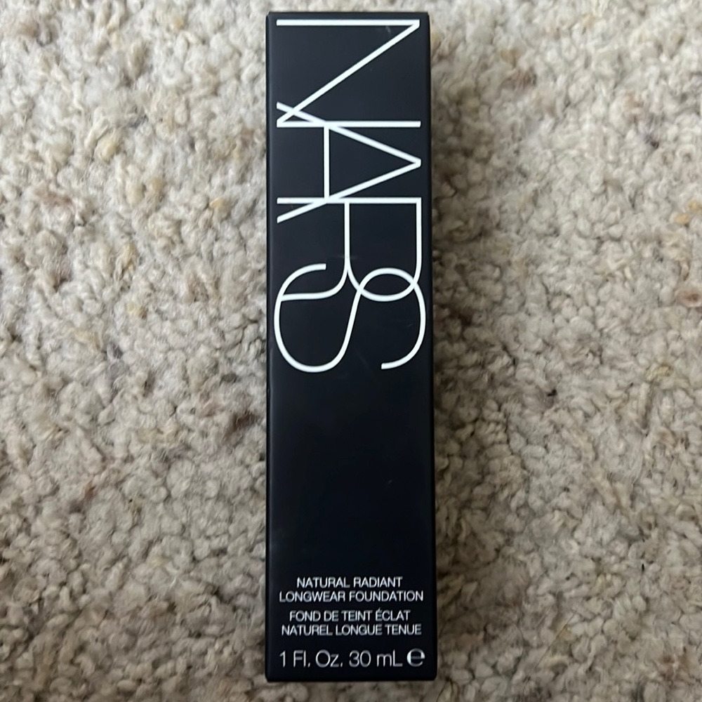 Natural radiant longwear foundation
